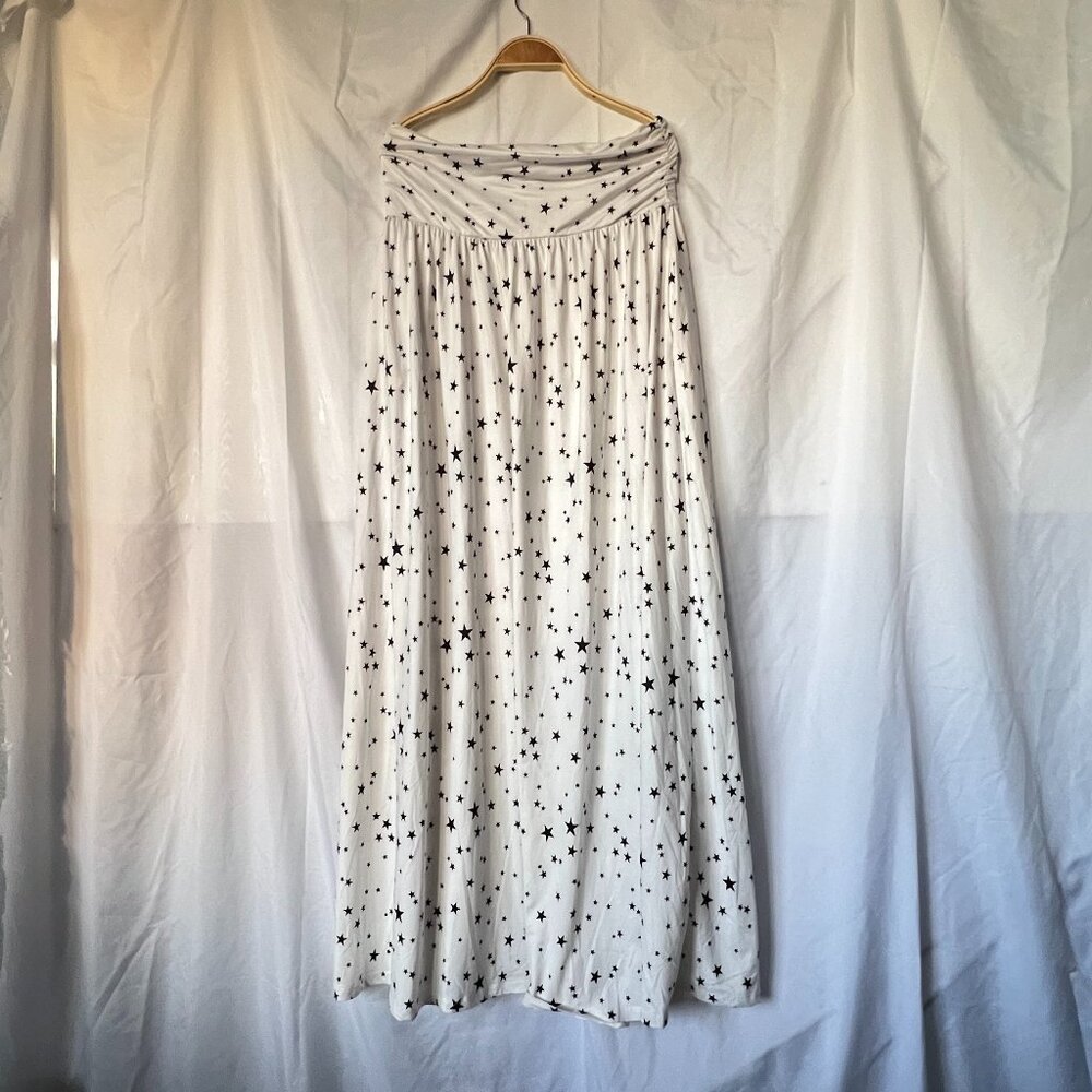 Item 119 Women's Skirt - Long flowy Maxi skirt with star pattern. Size XL